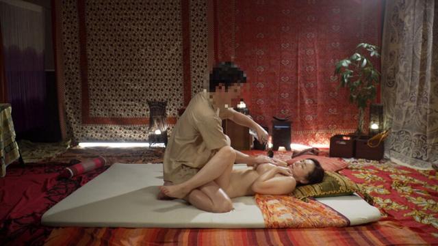美熟女の淫欲着火の瞬間を盗〇撮！タイ古式マッサージでムラムラ全開！本性剥き出し飢えたカラダがのけ反り絶頂！ よしい美希 サンプル画像 12