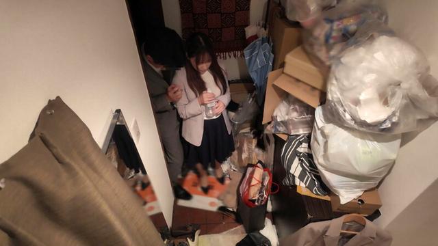 我慢できない…玄関セックス 扉一枚隔てた向こうは外。バリキャリOLの汚部屋でNGR 一条みお サンプル画像 1