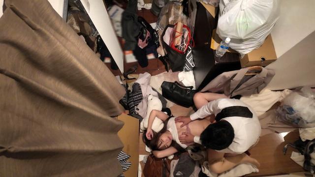 我慢できない…玄関セックス 扉一枚隔てた向こうは外。バリキャリOLの汚部屋でNGR 一条みお サンプル画像 14