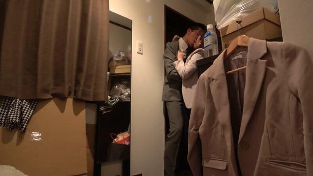 我慢できない…玄関セックス 扉一枚隔てた向こうは外。バリキャリOLの汚部屋でNGR 一条みお サンプル画像 2