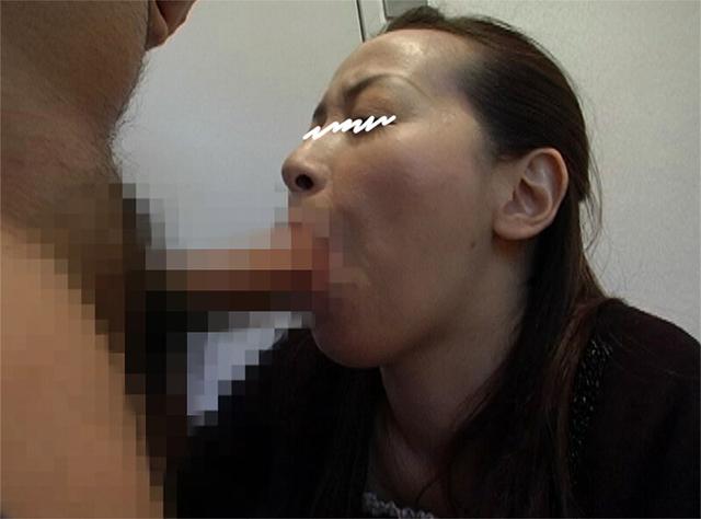 私がヌイてあげる 痴熟女にチ〇ポをイタズラされるM男たち サンプル画像 10
