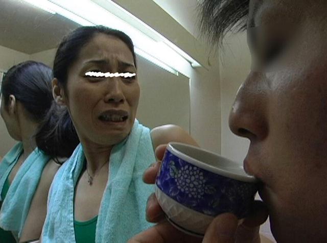 人前で初めての排泄 人妻のうんこおしっこを食らう便器男たち サンプル画像 12