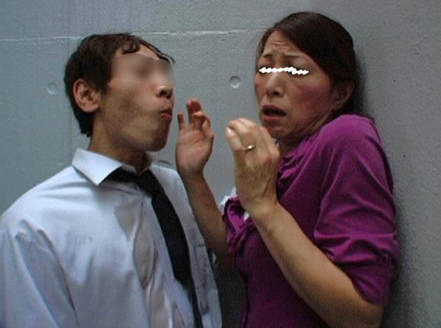 人前で初めての排泄 人妻のうんこおしっこを食らう便器男たち サンプル画像 20