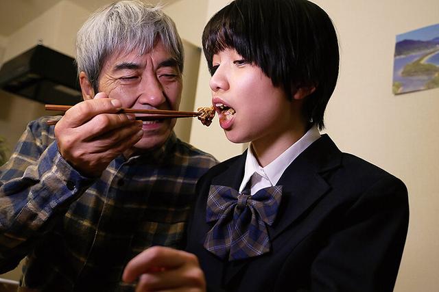 鬼畜父の性玩具 彼氏との仲を引き裂かれた制服美少女 雪乃える サンプル画像 2