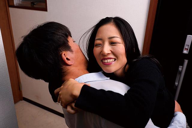 隣の美人妻 泥●し部屋を間違え「ただいま～！」 東条実澪 サンプル画像 13