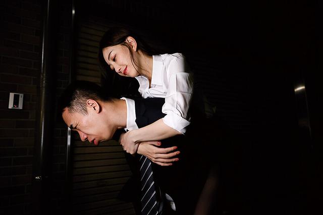飲みすぎたフリしてデカチン部下を誘惑する淫乱女上司 蒼山愛奈 サンプル画像 1