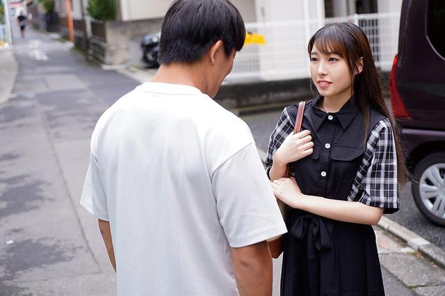 十年ぶりに再会した清楚だった同級生は色気漂う淫乱女に変貌していた！ 花里アカリ サンプル画像 1