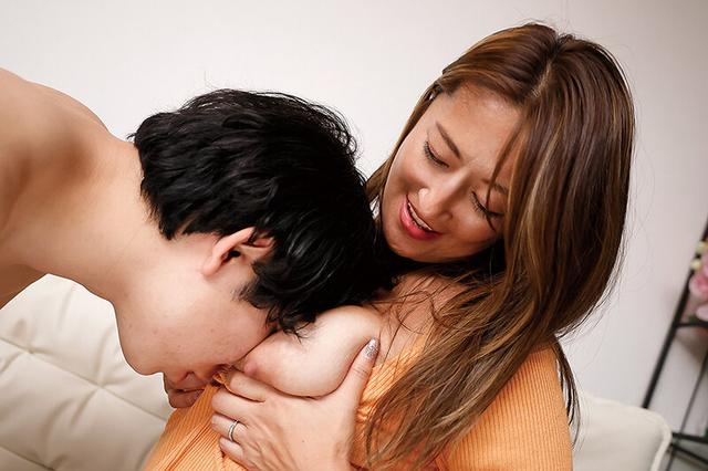 たわわな胸元を見せつけ誘惑してくる上司の奥さん 吹石れな サンプル画像 3