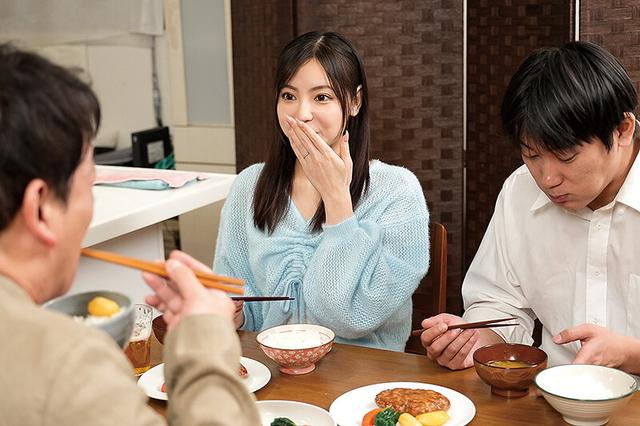 夫の兄と私のヌード撮影会 ファインダー越しに裸を見られることに快楽を覚えた私… 吉澤友貴 サンプル画像 1
