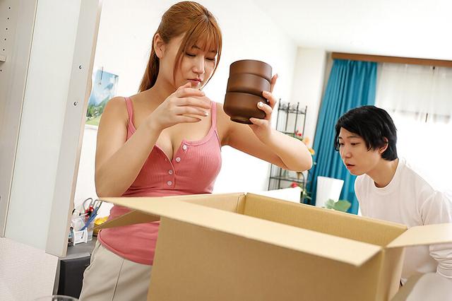 噂の引っ越し業者は爆乳でプリプリお尻のピタパンお姉さん 佐山由依 サンプル画像 1