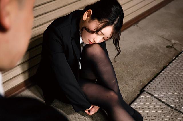 飲みすぎたフリしてデカチン部下を誘惑する淫乱女上司 紗々原ゆり サンプル画像 1