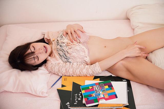 清楚な美大生の悲劇！？課題のヌードモデルを兄と父にお願いしたら勃起が収まらずそのまま3P連続中出し！？ 逢坂希穂 サンプル画像 4