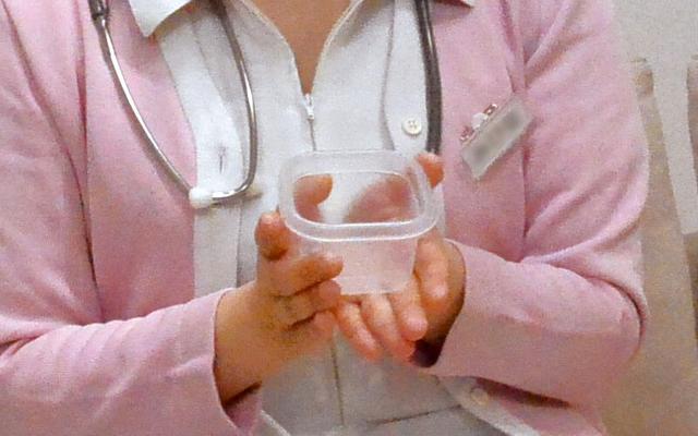 精液検査で看護師さんと2人きり 患者（新婚の夫）が勃ちが悪いフリして射精採取のお手伝いを依頼したら…3 サンプル画像 1