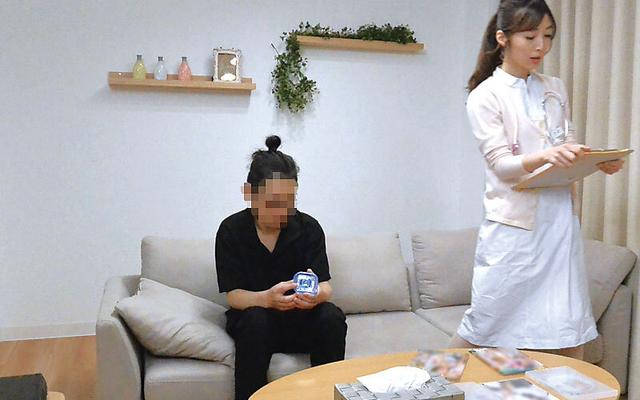 精液検査で看護師さんと2人きり 患者（新婚の夫）が勃ちが悪いフリして射精採取のお手伝いを依頼したら…3 サンプル画像 4