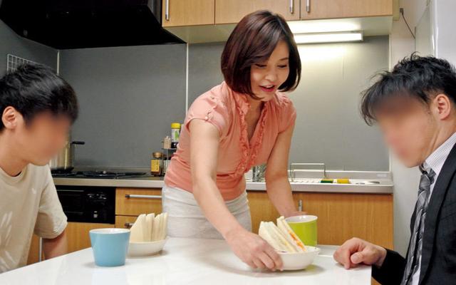 バスタオル姿の叔母と鉢合わせした事をきっかけに…峰田ななみ サンプル画像 1