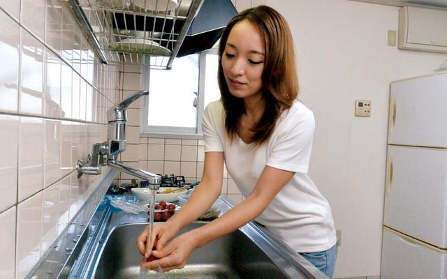 ぼっきん乳首の人妻と密着セクササイズ 美川由加里 サンプル画像 1