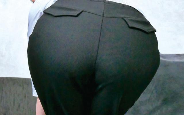 パンツスーツのムチ尻生保レディにセクハラ＆フェラチオ交渉 サンプル画像 20
