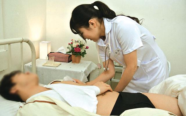 入院中に溜まったチ○ポを性処理してくれる美人ナース サンプル画像 1