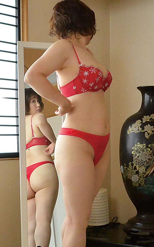 51歳テﾞカ尻の母 に会いに行ったら、Tハﾞックを履いていてヒﾞックリした話…広島の熟母 高松かおり サンプル画像 9