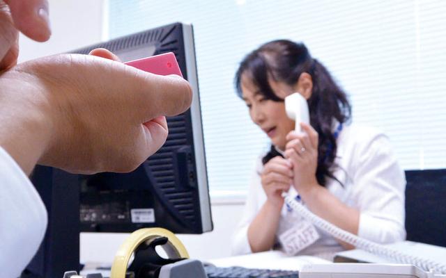 人妻オフィスレディの卑猥な肉体にセクハラ研修 2枚組 サンプル画像 17