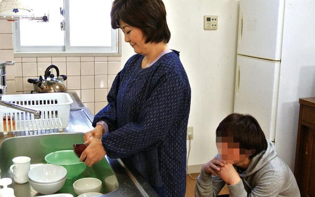 孫に抱かれて…朽ち果てる祖母の身体 2枚組 サンプル画像 13