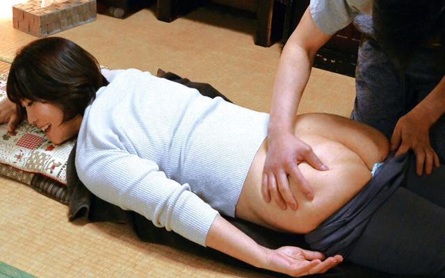 「油断は禁物…」 息子が母親の身体をマッサージ中にズボンを下げて半ケツにしたら…3 サンプル画像 2