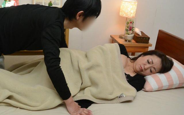 息子に夜●いでイカされる義母 サンプル画像 16