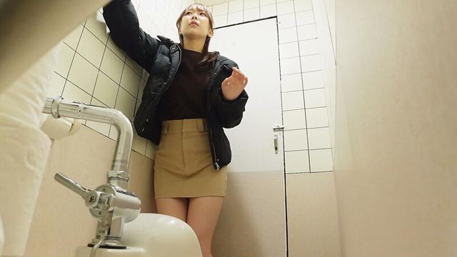 女子トイレ覗き迫力の放尿と生々しいオナニー ＃4 サンプル画像 5