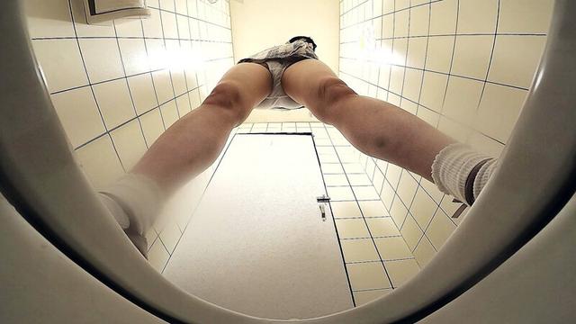 女子トイレ覗き迫力の放尿と生々しいオナニー ＃8 サンプル画像 7