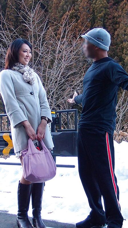 「やっぱり大きいのかな」「ちょっと興味あるかも」黒人にナンパされた熟女さんはデカマラに興味津々 想像以上の巨根を膣奥まで突っ込まれ狂ったようにイキまくる 黒人マラで昇天する素人熟女36人8時間BEST サンプル画像 13