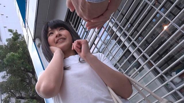 地味娘だってエッチはしたい！！ 大人しく真面目な娘ほど性的好奇心を隠し持つ！？ ナンパするなら…実は黒髪娘が狙い目だったりする！！ ちょっとエッチな地味娘12人4時間 3 サンプル画像 1