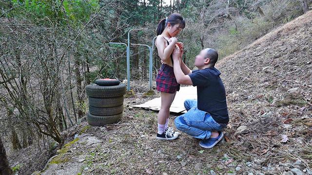 いとこの汚じさんと親に内緒で山にドライブ 山荘に寄って休憩のはずが、外に連れ出されて裸にされ鳥肌立たせながら貞操を奪われるムチムチちびっ娘 月本海咲 サンプル画像 12