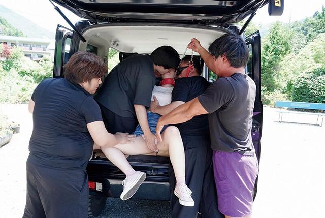 変態男達による野外露出調教 神チチ爆乳！羞恥快楽輪● 聖璃とあ サンプル画像 1