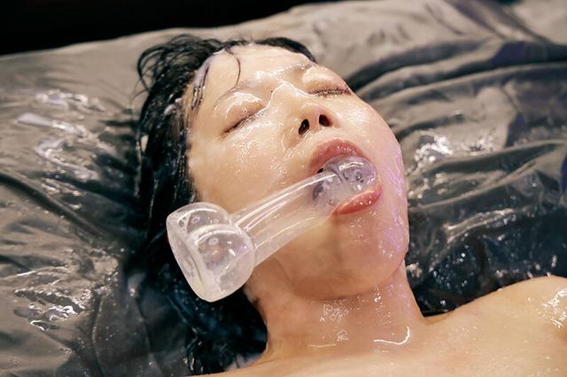 ザーメン大量ぶっかけゴックン！拘束悶絶調教 小鳩るり サンプル画像 16
