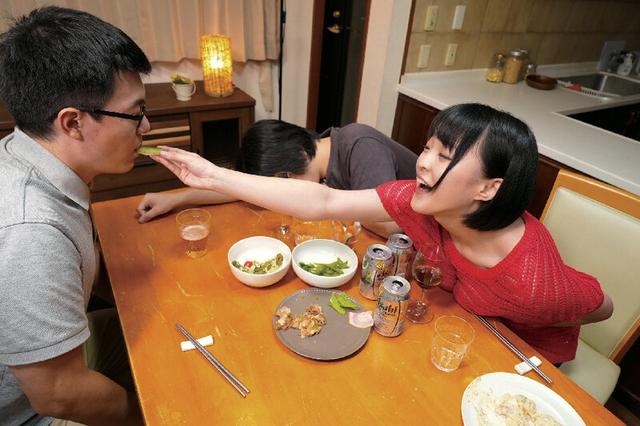 夫が酔い潰れたスキに男を誘惑するロリ巨乳痴女妻！ 音風ねる サンプル画像 1