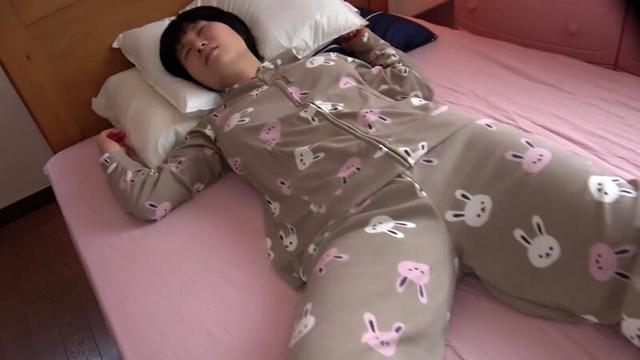 現在、お隣の娘さんは一人でお留守番中です… サンプル画像 1