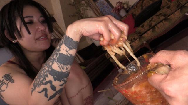 体内【聖物】崇拝～槐モナ女王様の胃と腸で生成された宝物をいただく便器奴●たち～ サンプル画像 17
