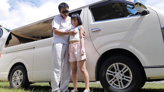 息子の同級生のちびっこと恥ずかし露出温泉旅行「可愛い顔して乳頭が長くて卑猥だねえ」と執拗なまでの乳首弄りの刑。もちろんお互いの親御さんには内緒です。 サンプル画像 1