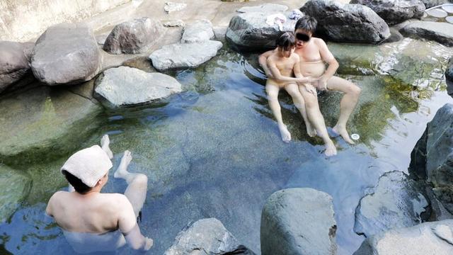 息子の同級生のちびっこと恥ずかし露出温泉旅行「可愛い顔して乳頭が長くて卑猥だねえ」と執拗なまでの乳首弄りの刑。もちろんお互いの親御さんには内緒です。 サンプル画像 13