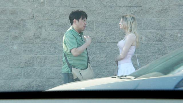 ロスで有名なイン●●トバーガーの痩せ巨乳ウエイトレスを待ち伏せナンパして謝礼交渉でどこまでやってくれるのか？ジェンナ（31） サンプル画像 3