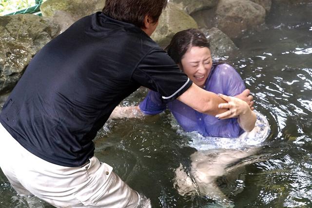 衝撃の人妻レ●プ事件！！ 無茶苦茶に犯●れ望まない快楽に悶えイキ！！ 20人 4時間 サンプル画像 8