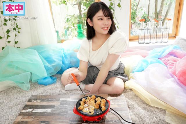 新人 18歳 明るい笑顔のお目目クリクリぷにぷにキュートな関西美少女 女子大生本物中出しAVDebut 彩芽くるみ サンプル画像 1