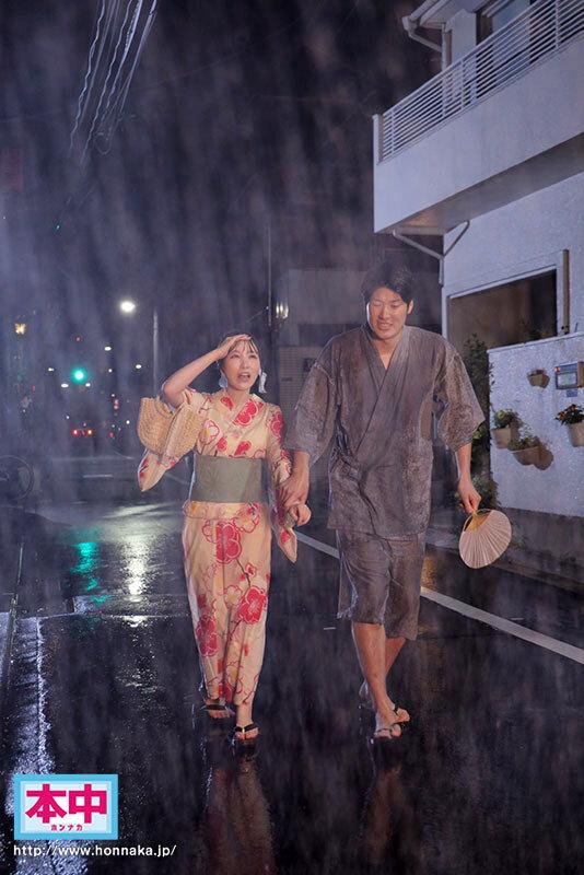 花火大会の夜、狂わせた突然の大雨 幼馴染のクラスメイトと駆け込んだラブホ相部屋雨宿り中出し 香水じゅん サンプル画像 2