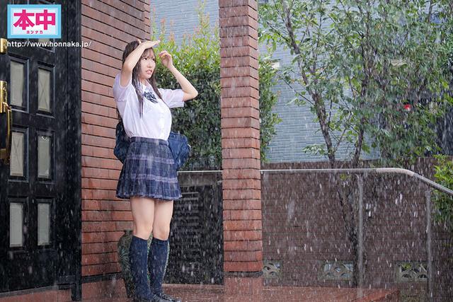 濡れ透けJ●が自宅の軒先で勝手に雨宿りしてたので中出しレ×プ 鈴の家りん サンプル画像 1