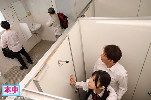 電話で彼氏とケンカする女子●生を我慢できずにメチャクチャ痴●してやったら…マン汁で濡れまくってたので、彼氏よりも俺のテクの虜にその後めちゃくちゃ中出ししまくってやった！ 鈴の家りん サンプル画像 2