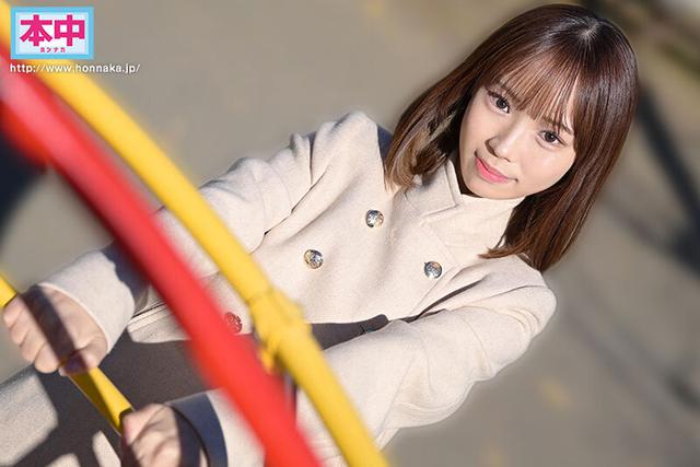 新人 名門お嬢様大学に通う現役女子大生は脱いだら超美尻！！Tバック履かせてみたら乳首びんびんで腰振って騎乗位中出しデビュー！！ 渡来ふう サンプル画像 2