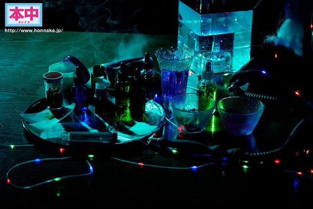 七瀬アリスの体内に10種類の媚薬を注入！どんどん下品にキマりまくる7変化 濃縮媚薬マン汁だらだらで相手のチ●ポもキマって止まらない中出しと射精30発 サンプル画像 1