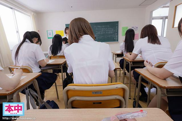 【VR】席替えVR 男は僕ひとりだけのクラスであの子もこの子も僕の隣の席をねらってる！？ 松本いちか サンプル画像 5