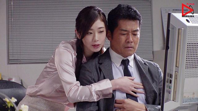背後から耳元に甘くていじわるなささやき淫語で誘惑してくる年下の女上司 小松杏 サンプル画像 5