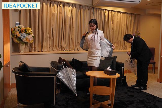 出張先が記録的豪雨で童貞部下と突然相部屋に…雨で濡れた身体に興奮した部下に襲われ朝まで9発のびしょ濡れ絶倫性交 役野満里奈 サンプル画像 2